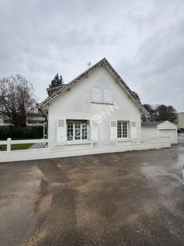Belle maison idéalement située pour l'exercice d'une profession libérale.
