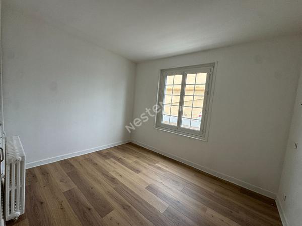 Belle maison idéalement située pour l'exercice d'une profession libérale.