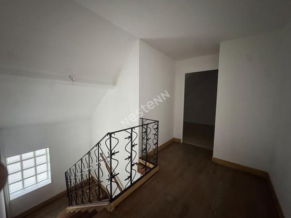 Belle maison idéalement située pour l'exercice d'une profession libérale.