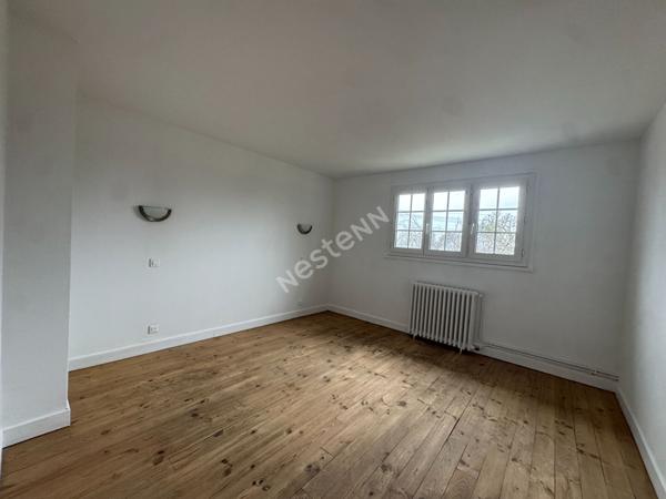 Belle maison idéalement située pour l'exercice d'une profession libérale.