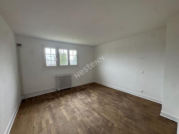 Belle maison idéalement située pour l'exercice d'une profession libérale.