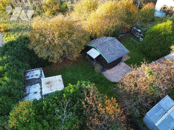 À vendre, beau terrain constructible de 592 m², idéalement situé au cœur du village d’Épersy.