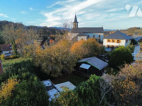 À vendre, beau terrain constructible de 592 m², idéalement situé au cœur du village d’Épersy.