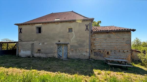 MAISON A RENOVER D'UN POTENTIEL D'ENVIRON 170 M2, TERRAIN DE 7889 M², GARAGE ET DEPENDANCES