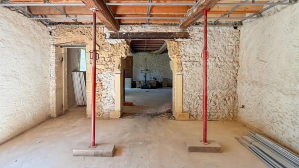 MAISON A RENOVER D'UN POTENTIEL D'ENVIRON 170 M2, TERRAIN DE 7889 M², GARAGE ET DEPENDANCES