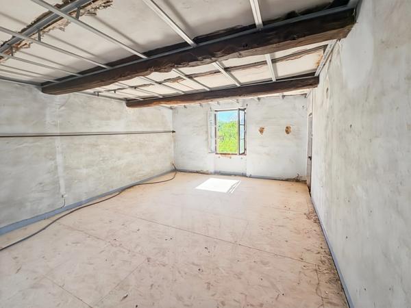 MAISON A RENOVER D'UN POTENTIEL D'ENVIRON 170 M2, TERRAIN DE 7889 M², GARAGE ET DEPENDANCES