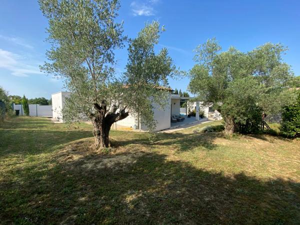 Proche de Nîmes, Maison à vendre 4 pièces de 115 m2, double garage, carport, piscine