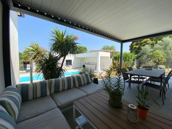 Proche de Nîmes, Maison à vendre 4 pièces de 115 m2, double garage, carport, piscine