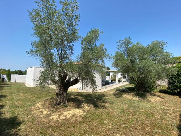 Proche de Nîmes, Maison à vendre 4 pièces de 115 m2, double garage, carport, piscine