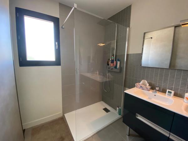 Proche de Nîmes, Maison à vendre 4 pièces de 115 m2, double garage, carport, piscine