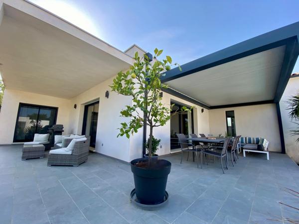 Proche de Nîmes, Maison à vendre 4 pièces de 115 m2, double garage, carport, piscine