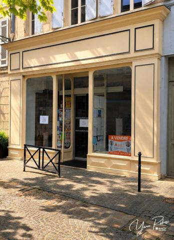 LOCAL COMMERCIAL, PLEIN CENTRE-VILLE AVEC CAVE.