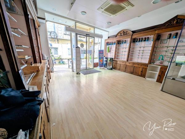 LOCAL COMMERCIAL, PLEIN CENTRE-VILLE AVEC CAVE.