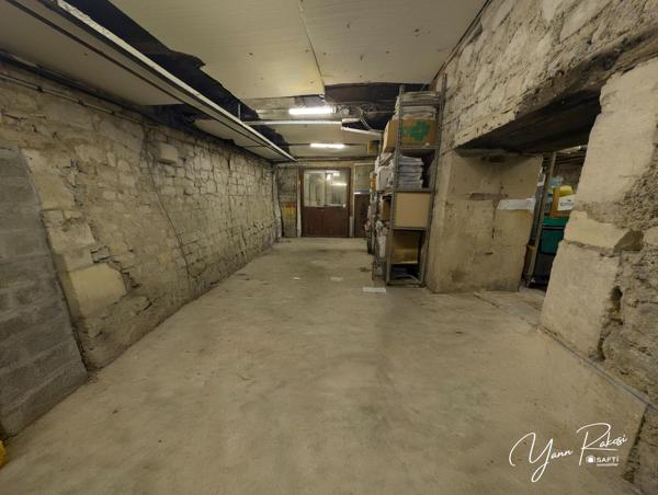 LOCAL COMMERCIAL, PLEIN CENTRE-VILLE AVEC CAVE.
