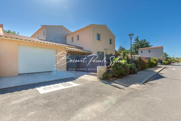 Maison récente 2023 avec garage XXL de 47 m² et mezzanine de 40 m²