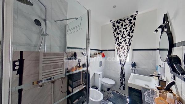 CHENNEVIERES SUR MARNE - Maison familiale avec piscine, sous-sol total et nombreuses dépendances – 187m²