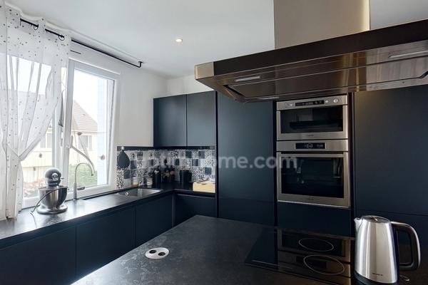 CHENNEVIERES SUR MARNE - Maison familiale avec piscine, sous-sol total et nombreuses dépendances – 187m²