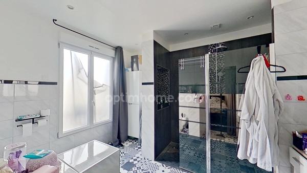 CHENNEVIERES SUR MARNE - Maison familiale avec piscine, sous-sol total et nombreuses dépendances – 187m²