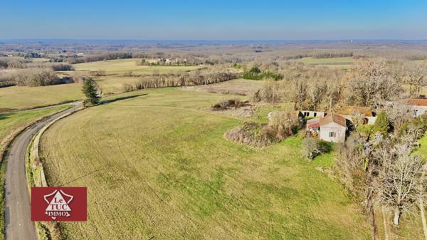 Petite propriété rurale en pierre avec grand terrain. Mauroux (46700)