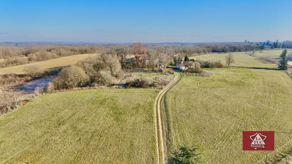 Petite propriété rurale en pierre avec grand terrain. Mauroux (46700)