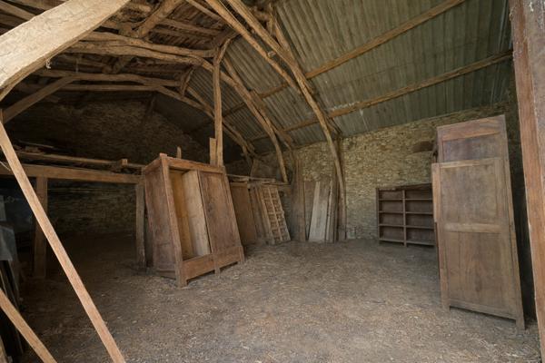 Petite propriété rurale en pierre avec grand terrain. Mauroux (46700)