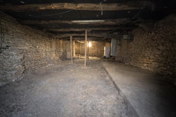 Petite propriété rurale en pierre avec grand terrain. Mauroux (46700)