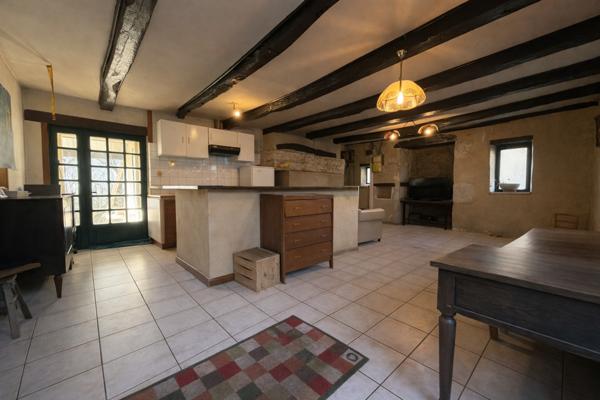 Petite propriété rurale en pierre avec grand terrain. Mauroux (46700)