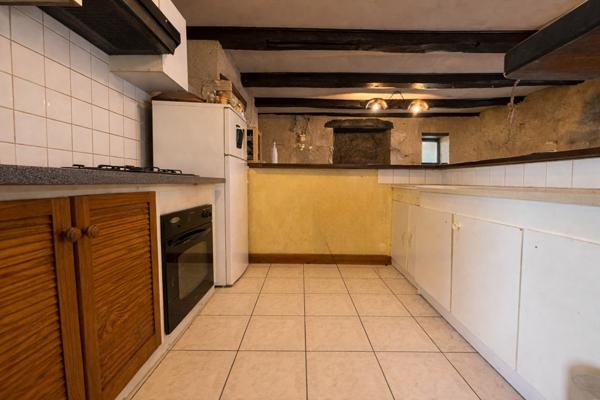 Petite propriété rurale en pierre avec grand terrain. Mauroux (46700)