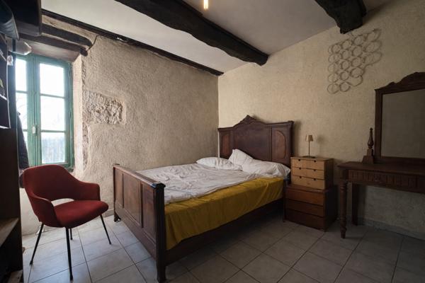 Petite propriété rurale en pierre avec grand terrain. Mauroux (46700)