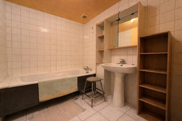 Petite propriété rurale en pierre avec grand terrain. Mauroux (46700)