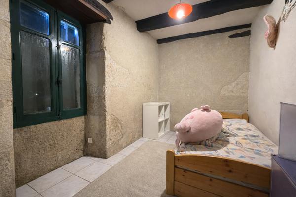 Petite propriété rurale en pierre avec grand terrain. Mauroux (46700)