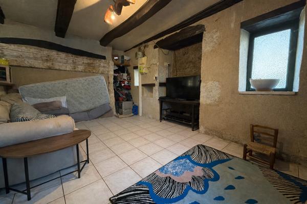 Petite propriété rurale en pierre avec grand terrain. Mauroux (46700)