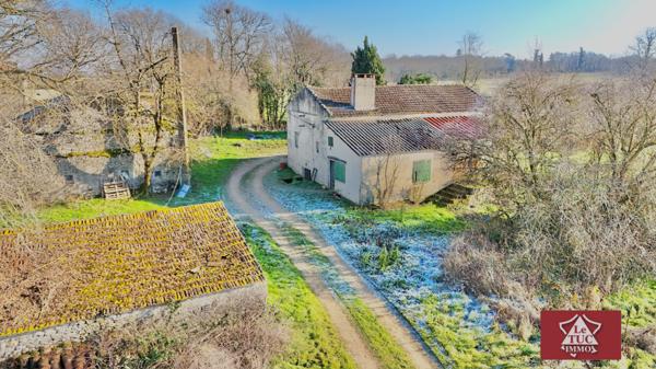 Petite propriété rurale en pierre avec grand terrain. Mauroux (46700)