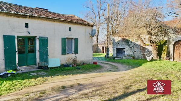 Petite propriété rurale en pierre avec grand terrain. Mauroux (46700)