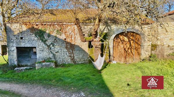 Petite propriété rurale en pierre avec grand terrain. Mauroux (46700)