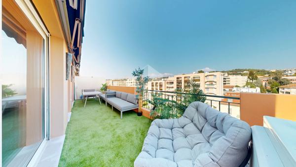 NICE - RUE DE FRANCE / PROMENADE : MAGNIFIQUE F3 AVEC GRANDE TERRASSE DE 17 M² À CIEL OUVERT VUE DÉGAGÉE VILLE ET MER