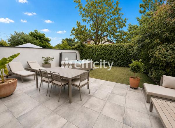 Maison
         6 pièces
        - 120 m² 549 900 € *