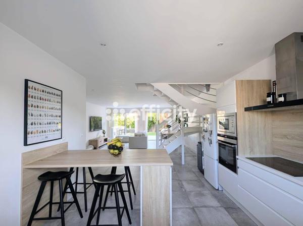Maison
         6 pièces
        - 120 m² 549 900 € *