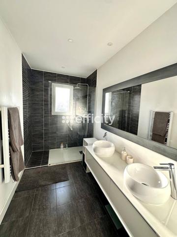 Maison
         6 pièces
        - 120 m² 549 900 € *