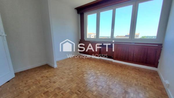 très beau T5 entièrement rénové, résidence Le Chatelet, quartier des Halles La Roche sur Yon