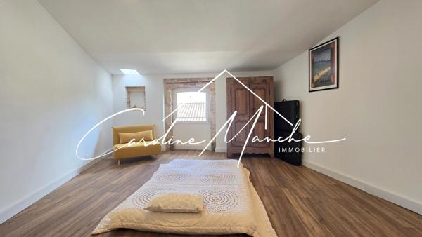 Maison de village 5 pièces de 215 m² - garage - piscine - jardin et terrasses