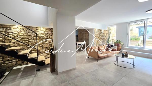 Maison de village 5 pièces de 215 m² - garage - piscine - jardin et terrasses