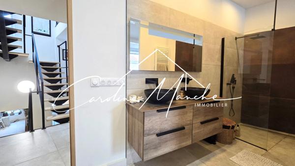 Maison de village 5 pièces de 215 m² - garage - piscine - jardin et terrasses