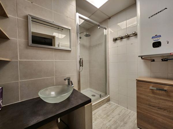 EXCLUSIVITE EN LOCATION APPARTEMENT DE PLAIN PIED DE 29.25M² AVEC COIN CHAMBRE - TERRASSES - PARKINGS - TERRAIN