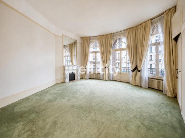 Appartement
         7 pièces
        - 275 m² Bien prestige 2 080 000 € *