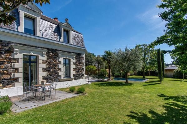 Maison Familiale Authentique avec Piscine