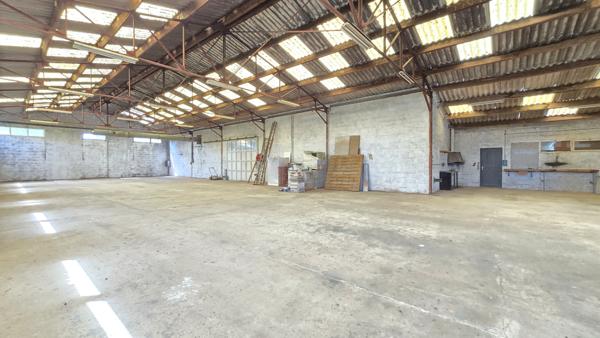 Tonnay-Charente (17430) Maison à rénover avec Hangar de 750m2