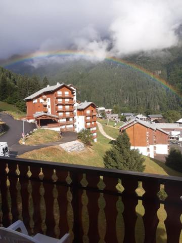 Vue dégagée, ensoleillement et proximité ski