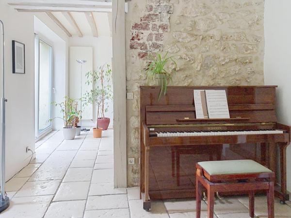 Charme ancien et volumes familiaux au cœur du vieux village