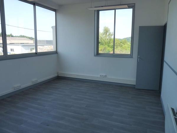BATIMENT COMMERCIAL D’ENVIRON 2500 M² SURFACE DE VENTE, BUREAUX, SALLE DE REUNIONS, 11000 M² DE TERRAINS 19300